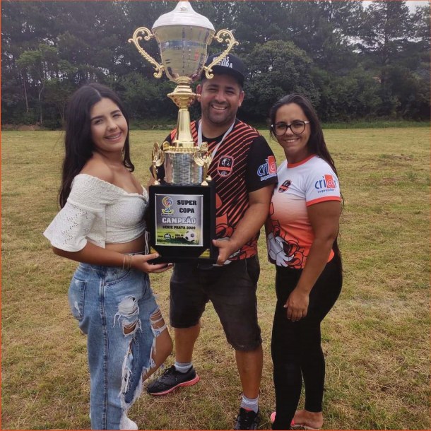 Ariel Brandão com troféu ao lado da família
